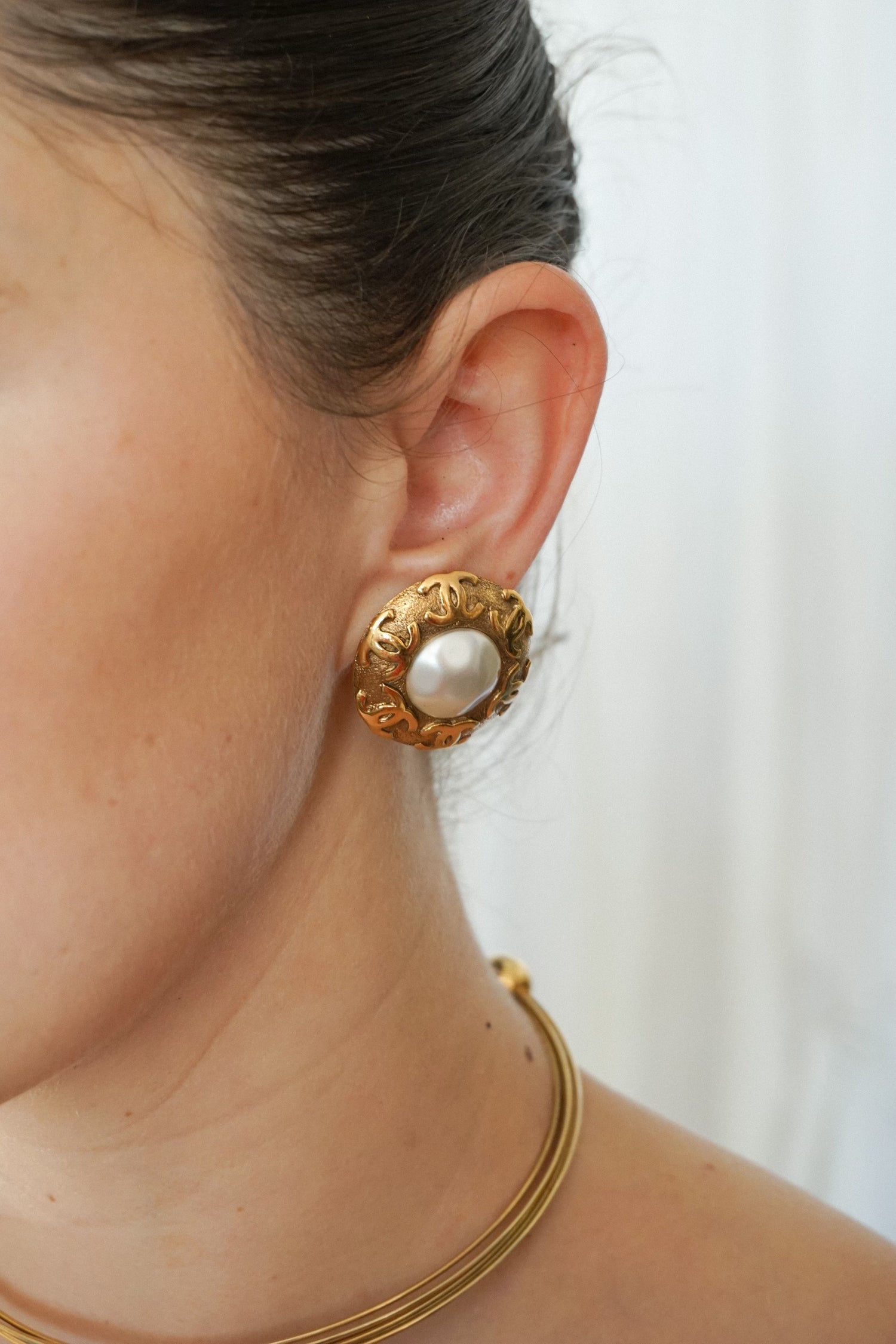 chanel gold pearl earrings